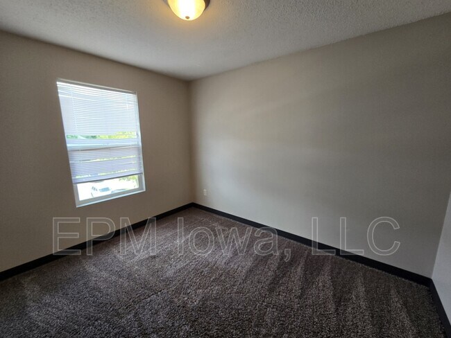 Building Photo - 60 Miller Ave SW