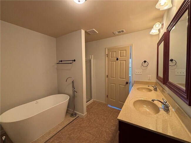 Building Photo - 800 Village Field Ct NW