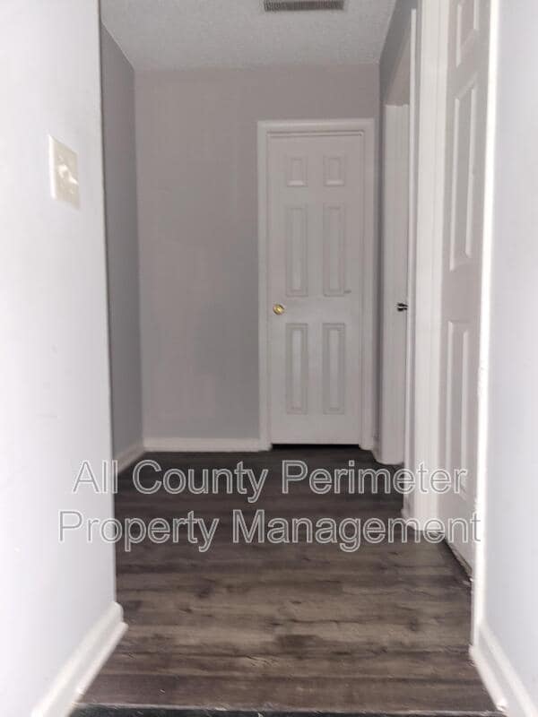 Building Photo - 7620 Creekside Ln