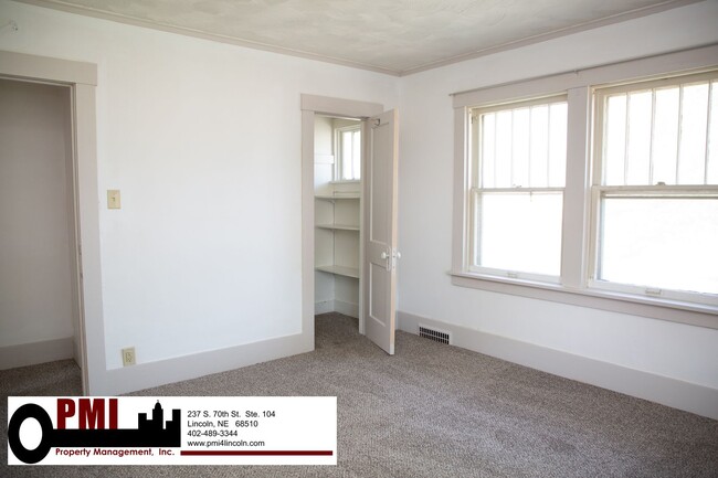 Building Photo - 4 Bedroom, 1.5 bathroom House For Rent; Av...
