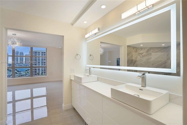 Building Photo - 3500 Mystic Pointe Dr