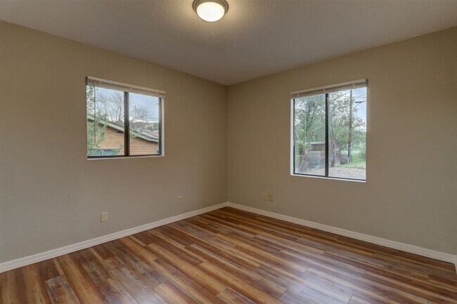 Building Photo - Price reduced. College students welcome in this 4 bedroom home!