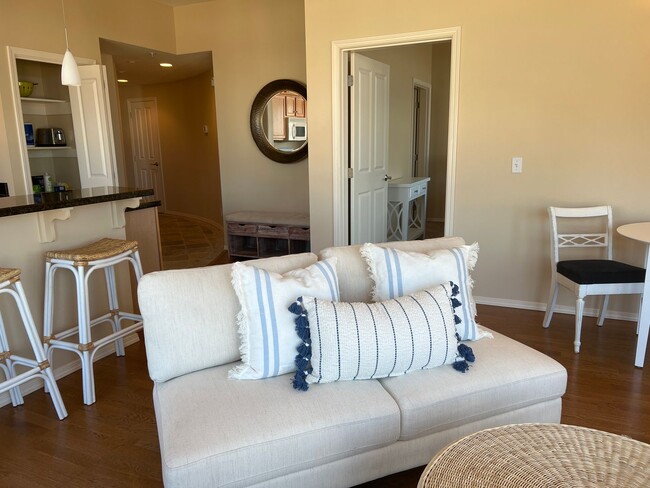 Building Photo - 2 Bed / 2 Bath Bay-View Condo for Rent in ...