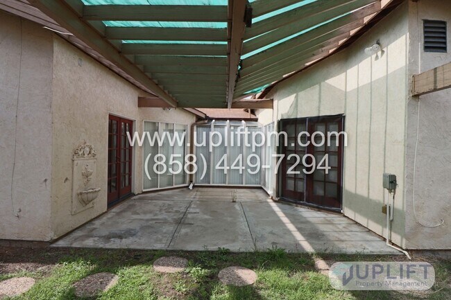 Building Photo - 3 Bed, 2 Bath House w/ 2-Car Garage, Priva...
