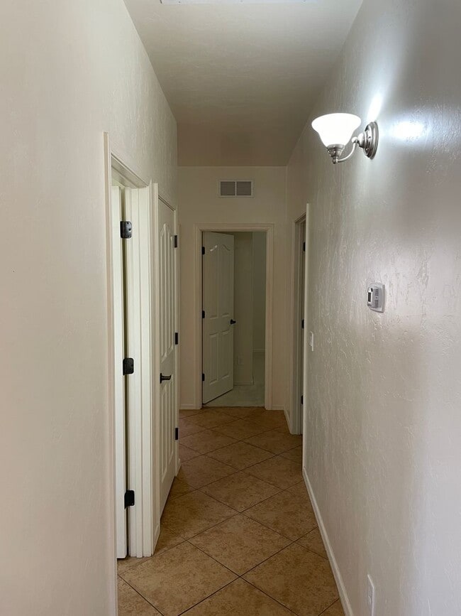 Building Photo - 1994 Willow Oak Ln