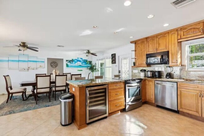 Building Photo - 1925 NE 29th Ct