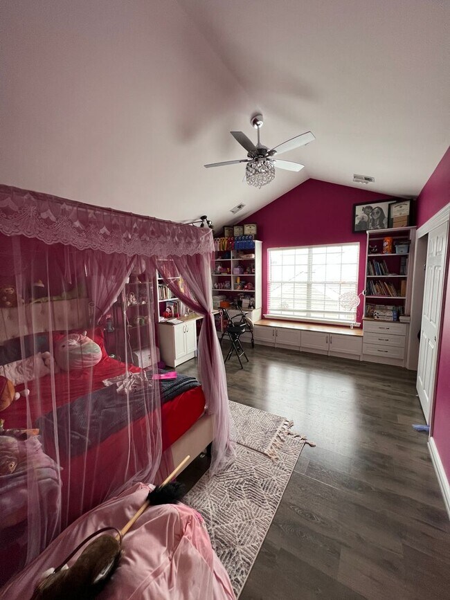 Building Photo - Stunning 2 bedroom and 3 Bathroom Townhome Style Condo / w Pool