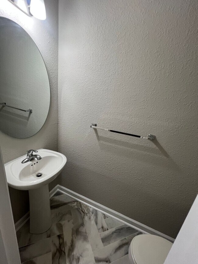 Building Photo - Welcome home - Trilevel H20 Townhome!