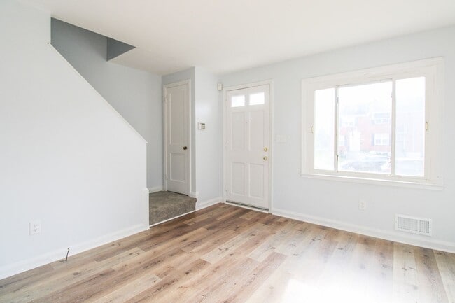 Building Photo - 1096 Cameron Rd