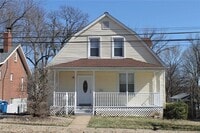 Building Photo - Absolutely adorable 3 bedroom/1.5 bath house in Ritenour school district!