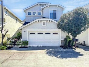 Building Photo - Gorgeous 3-Bedroom Home in a Prime Locatio...