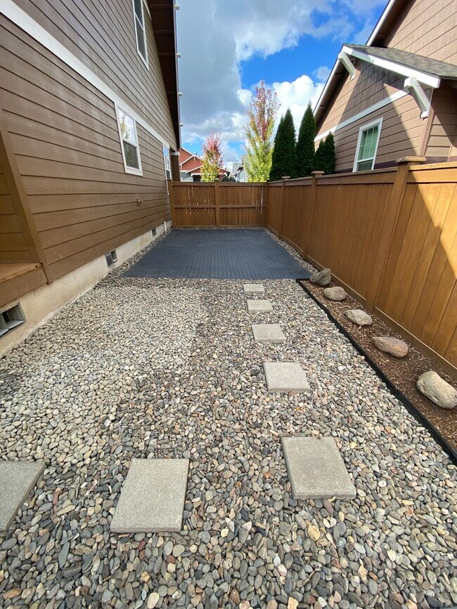 Building Photo - Spacious 3-Bedroom Home with Bonus Room in...