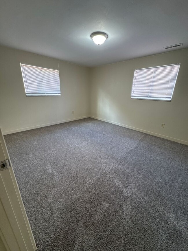 Building Photo - 568 E 250 N