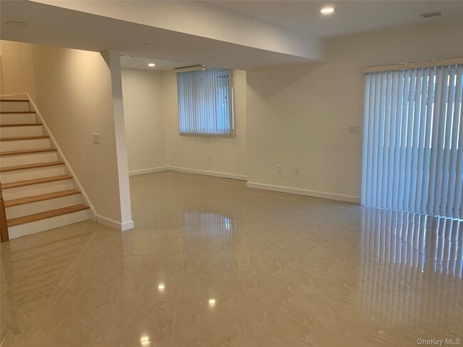 Building Photo - 97 Gainsborg Ave E