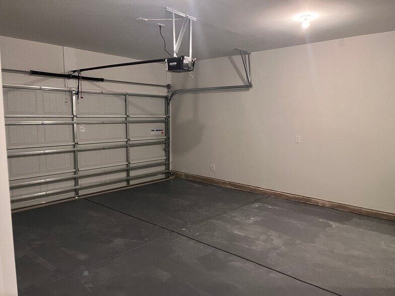 Building Photo - 2811 Farmhouse Dr