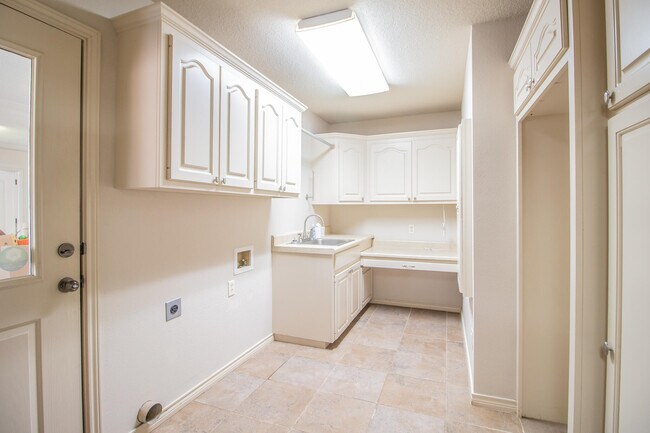 Building Photo - 5402 158th St