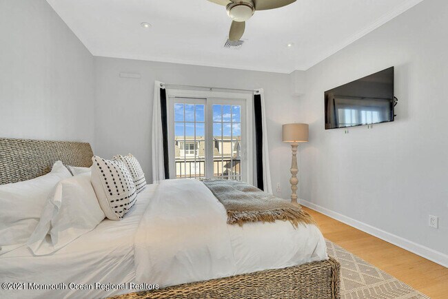 Building Photo - 1302 Ocean Ave N