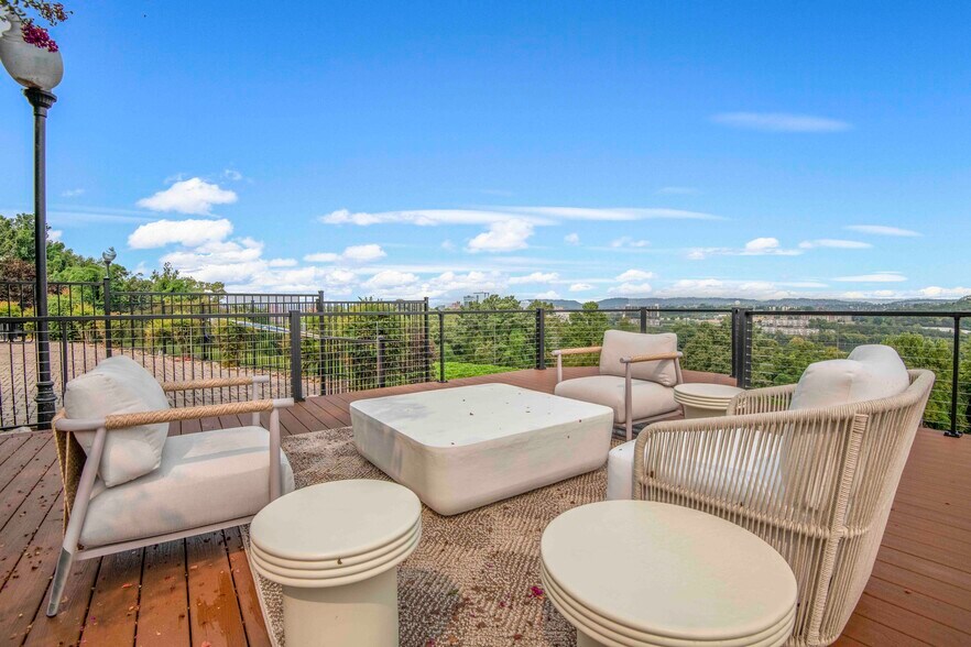 Building Photo - Heights of Knoxville