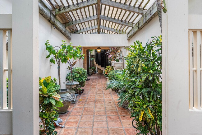 Building Photo - 13 Sloans Curve Dr