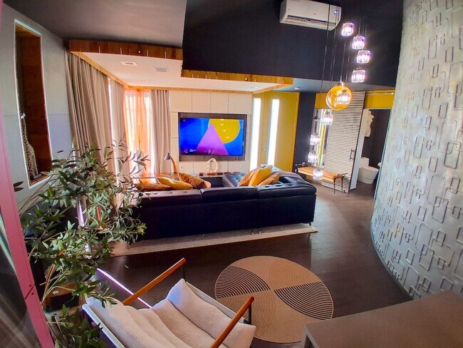 Building Photo - 603 38th St W