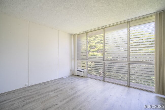 Building Photo - $2,500 /2 Bed /1 Bath / 2 PARKING In beaut...