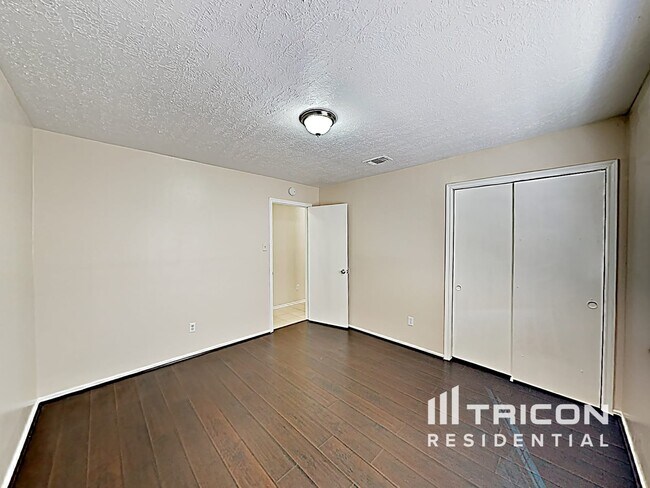 Building Photo - 24027 Leathergate Dr