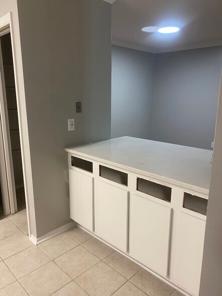 Building Photo - 1002 Woodland Vlg