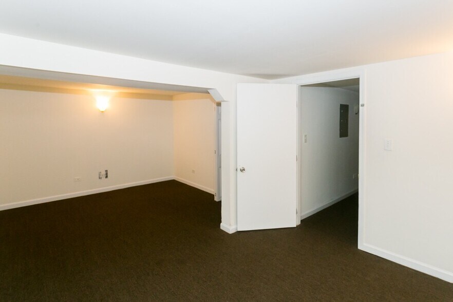 Building Photo - 2835 W Medill Ave