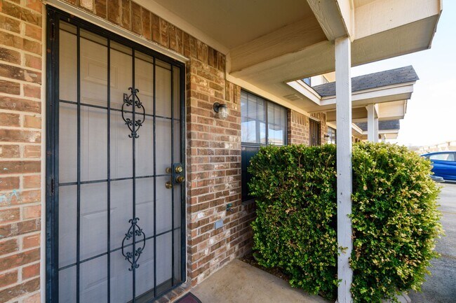 Building Photo - SECTION 8 ACCEPTED & RENT SPECIAL - AVAILA...