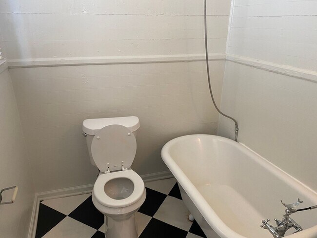 Building Photo - Great 1st Floor Apartment in Historic Home!