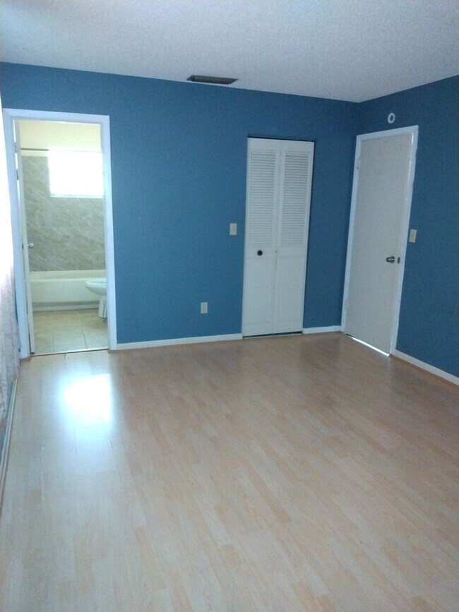 Building Photo - 2 bed 2 bath house for rent