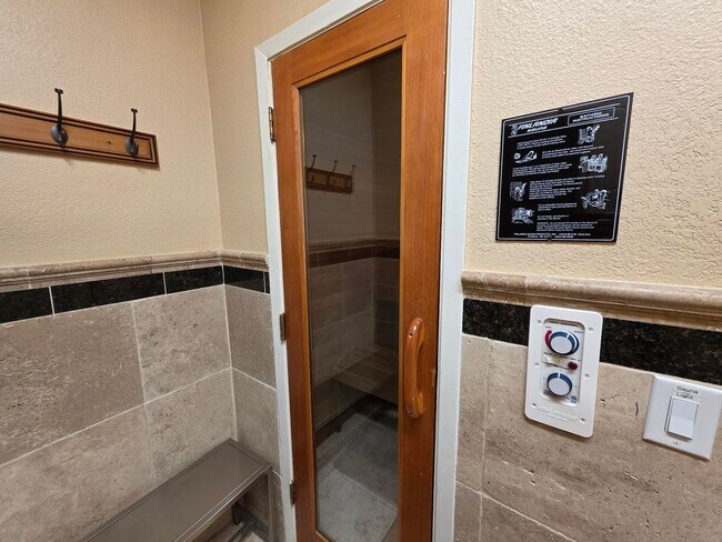 Building Photo - Immaculate Guard-Gated First-Floor Condo!