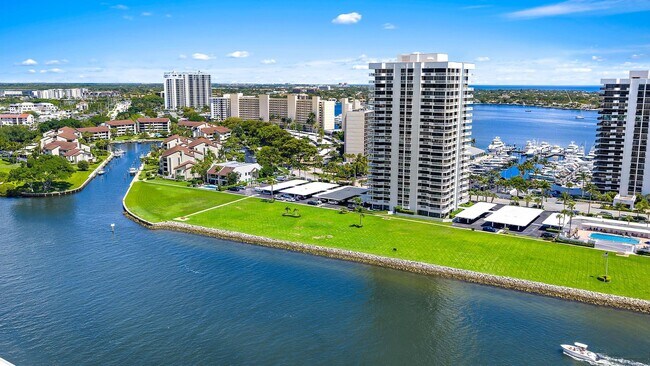 Building Photo - 123 Lakeshore Dr