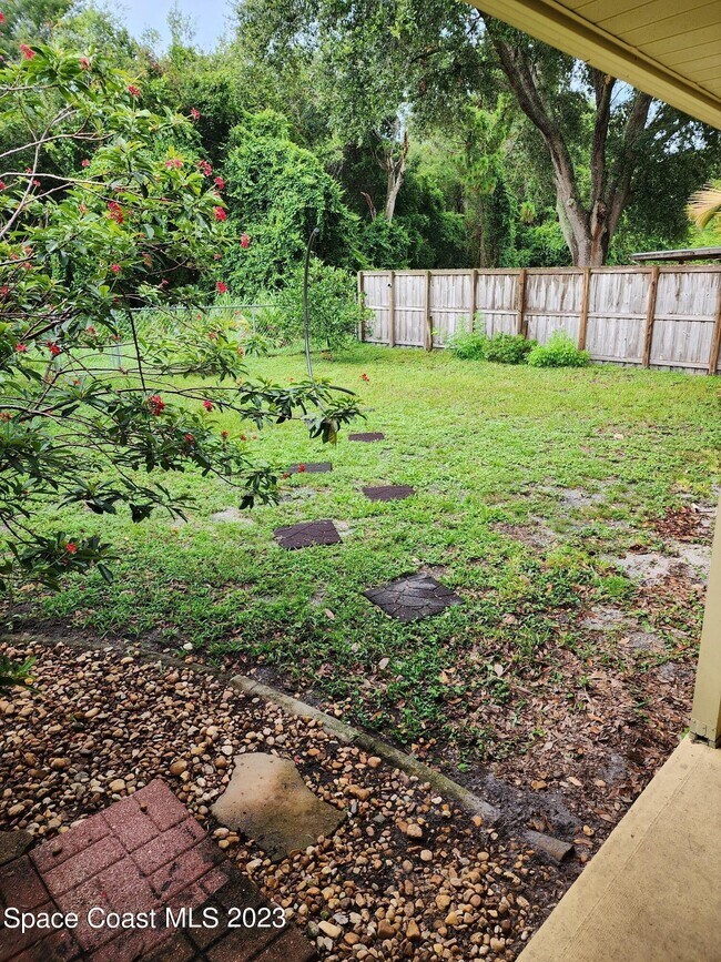 Building Photo - 890 Spirea Dr