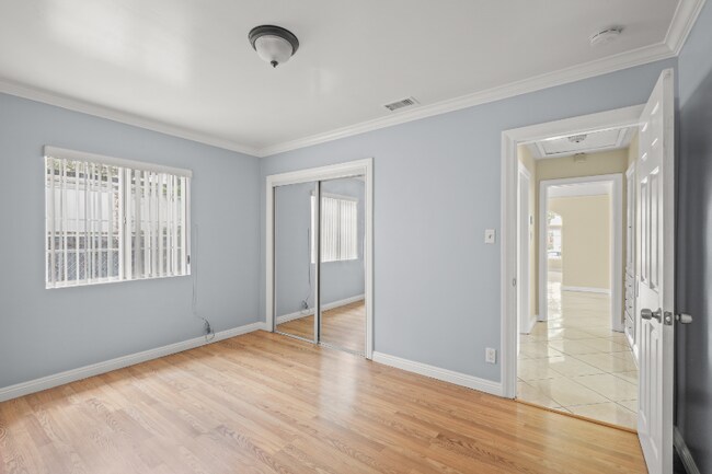 Building Photo - 2905 S Harcourt Ave