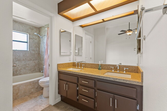 Building Photo - 518 Via De La Valle