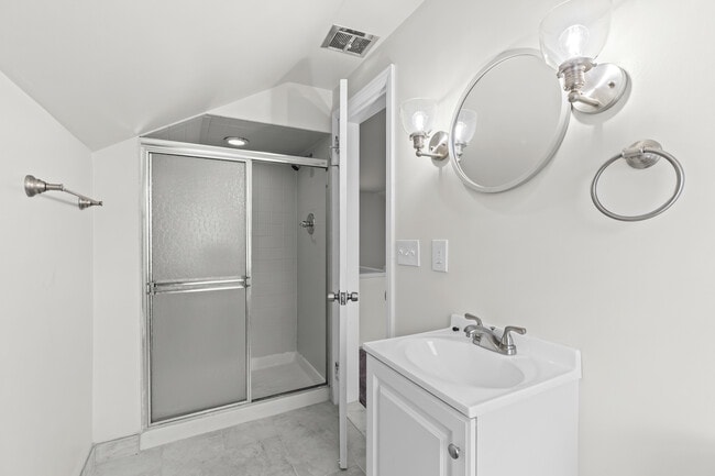 Building Photo - 5566 Haverhill St