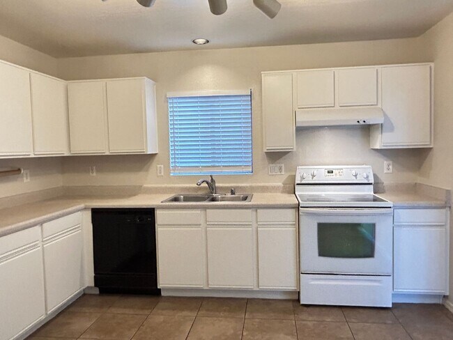 Building Photo - Charming Pocket Neighborhood.