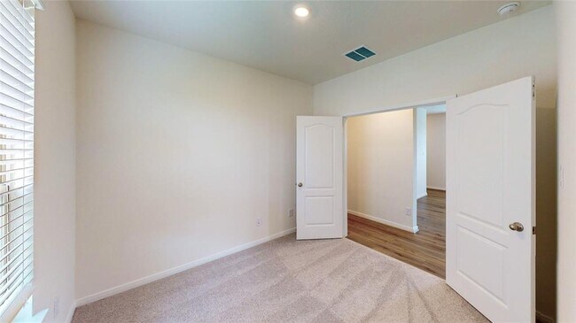 Building Photo - 4809 Sun Fls Dr