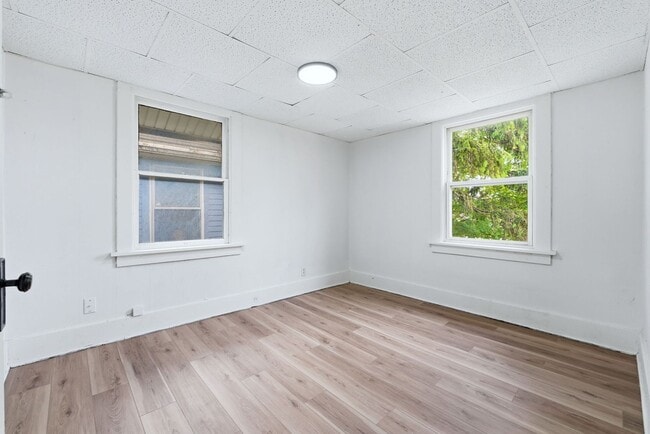 Building Photo - 3 BR - Classic Charm Meets Modern Living