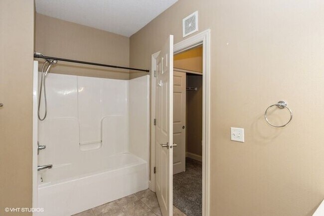 Building Photo - $2,100 | 3 Bedroom, 2 Bathroom Condo | No ...