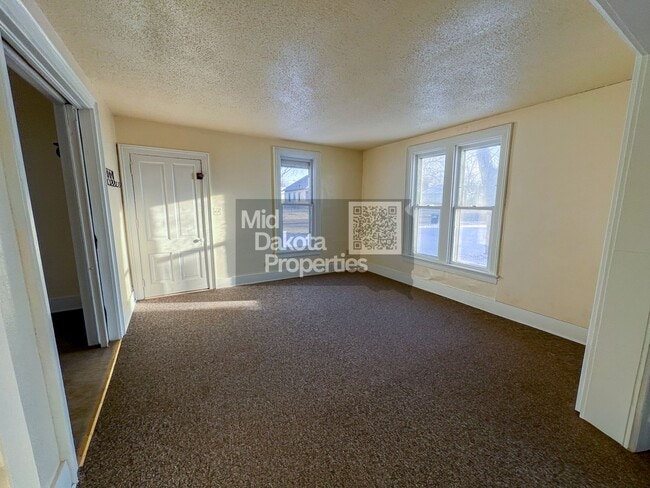 Building Photo - 515 E Hanson Ave