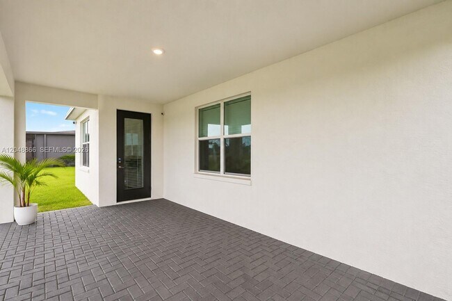Building Photo - 12303 SW Roma Cir