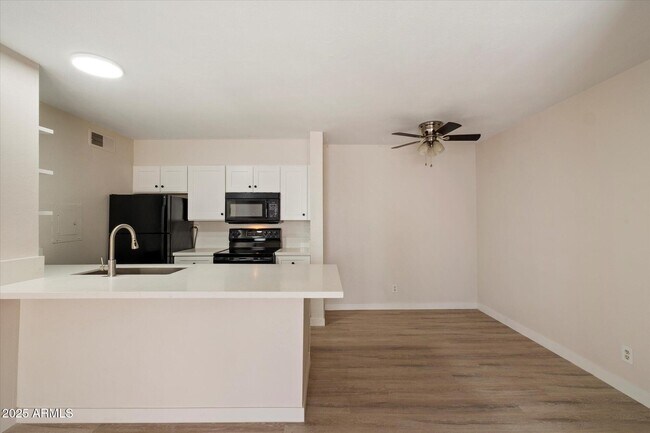 Building Photo - 8055 E Thomas Rd