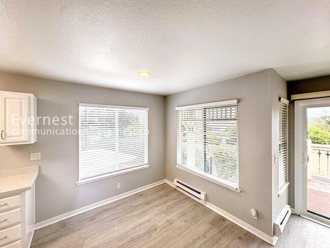 Building Photo - 12 Lakeshore Ct