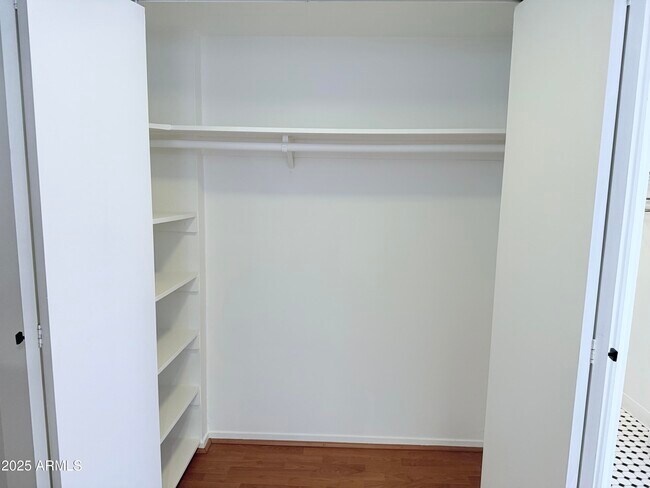 Building Photo - 207 W Clarendon Ave