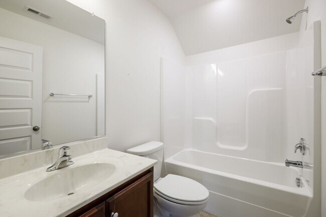 Building Photo - 3 Bedroom Corner Townhome!!! Available Early-Mid April****