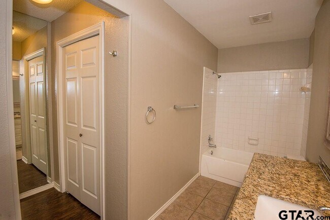 Building Photo - 5907 Hollytree Dr