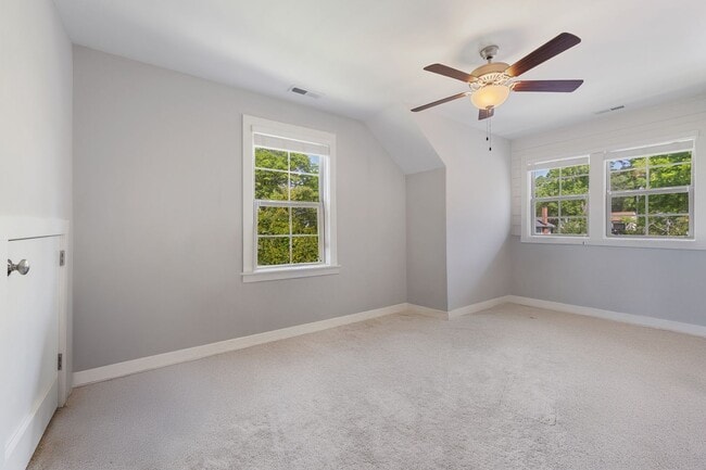 Building Photo - Delightful 3 bed, 2.5 Bath in the Heart of...
