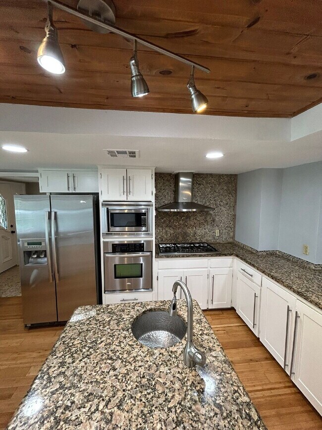 Building Photo - Spacious 5-Bedroom Home Steps from Walnut ...